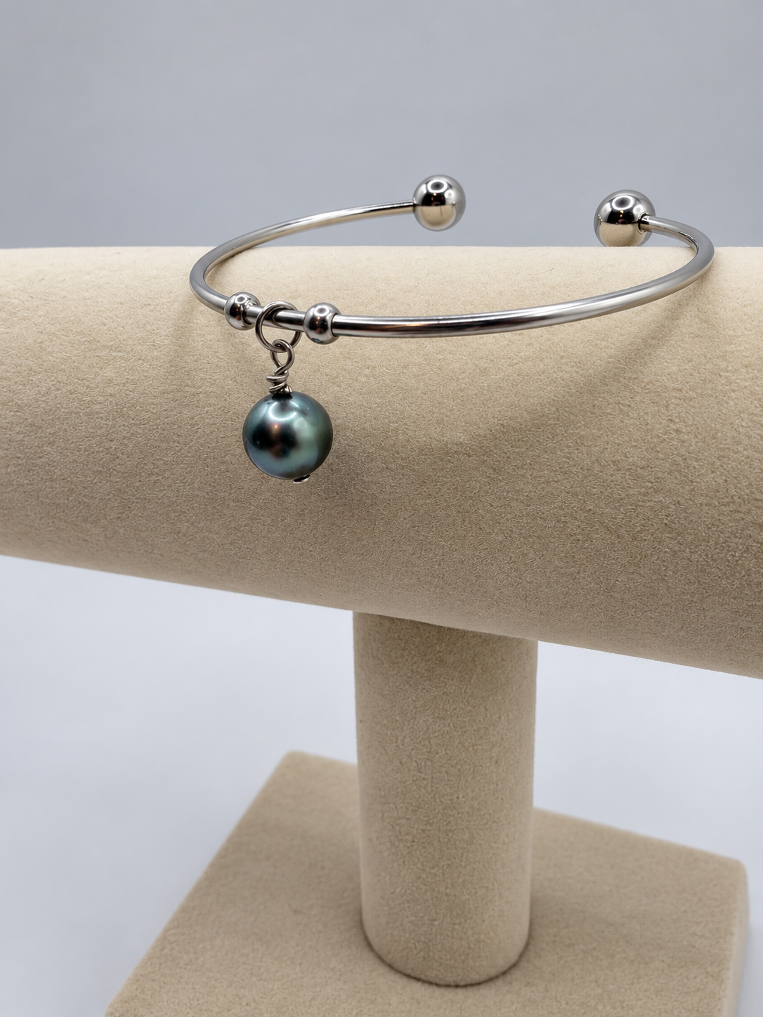 Bracelet Tiare jonc acier perle de Tahiti porté – Anaora Pearls