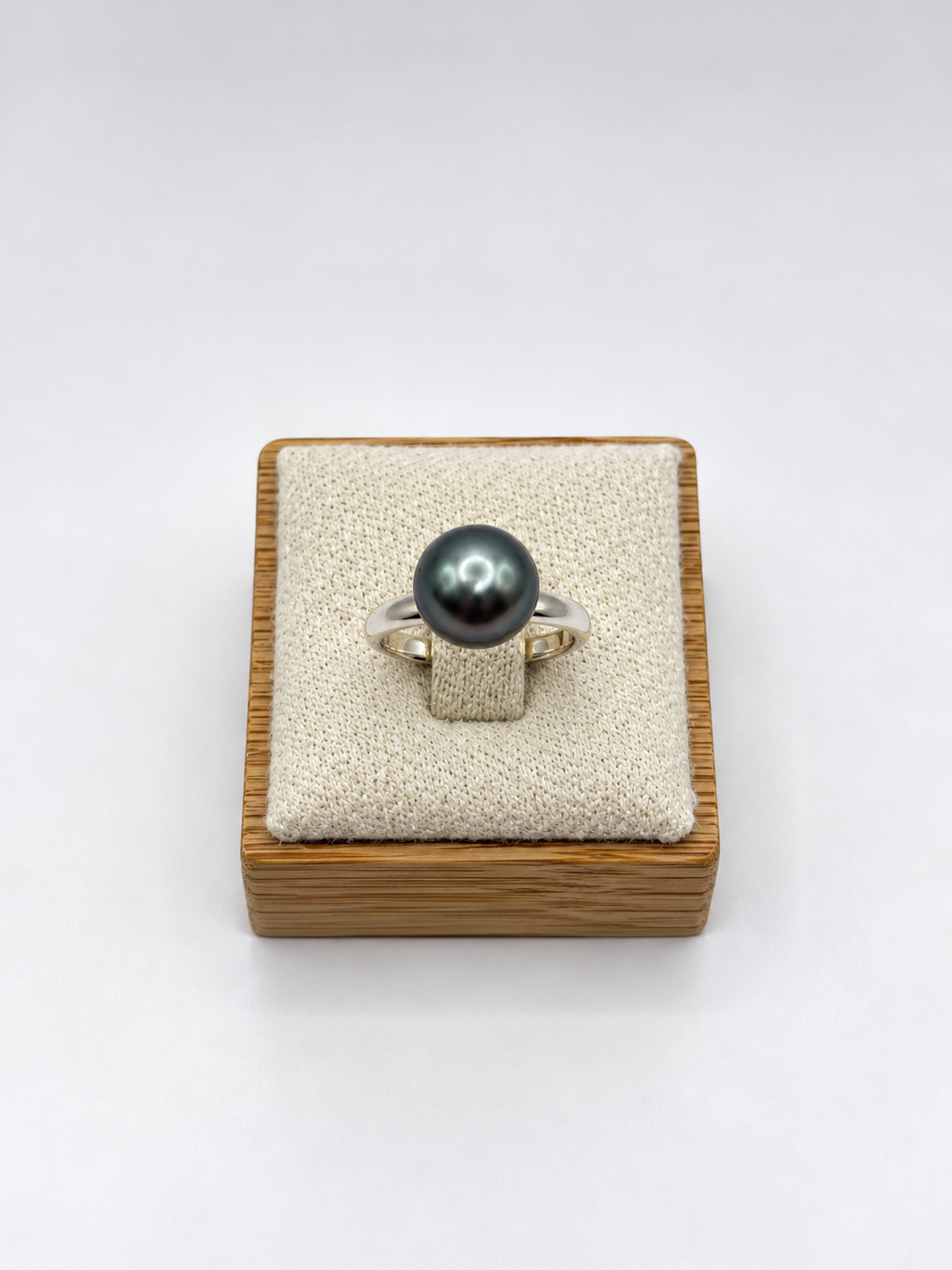Bague Mahana argent 925 et perle de Tahiti qualité A, vue de profil – Anaora Pearls