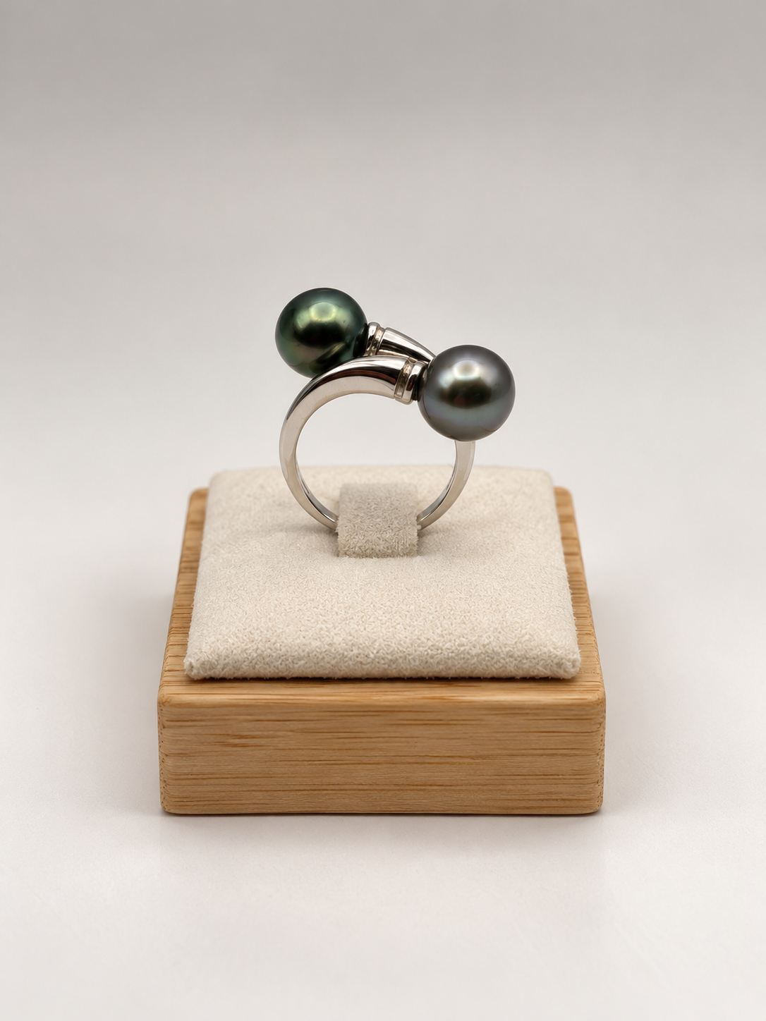 Bague Piti perles de Tahiti rondes reflets verts et gris, vue de détail – Anaora Pearls