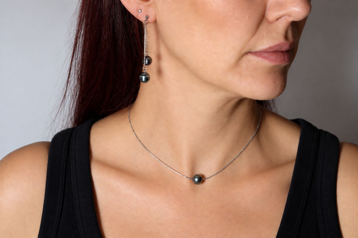 Boucles d'oreilles Pipiri argentées perles de Tahiti portées – Anaora Pearls