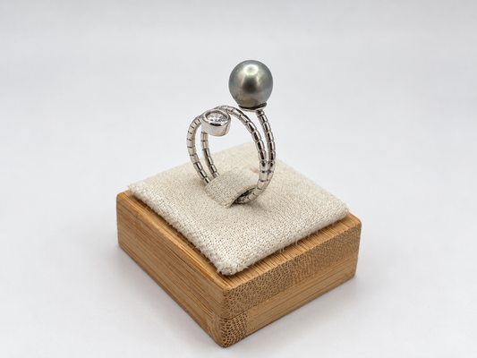 Bague Teata perle de Tahiti baroque et pierre scintillante, vue de détail – Anaora Pearls