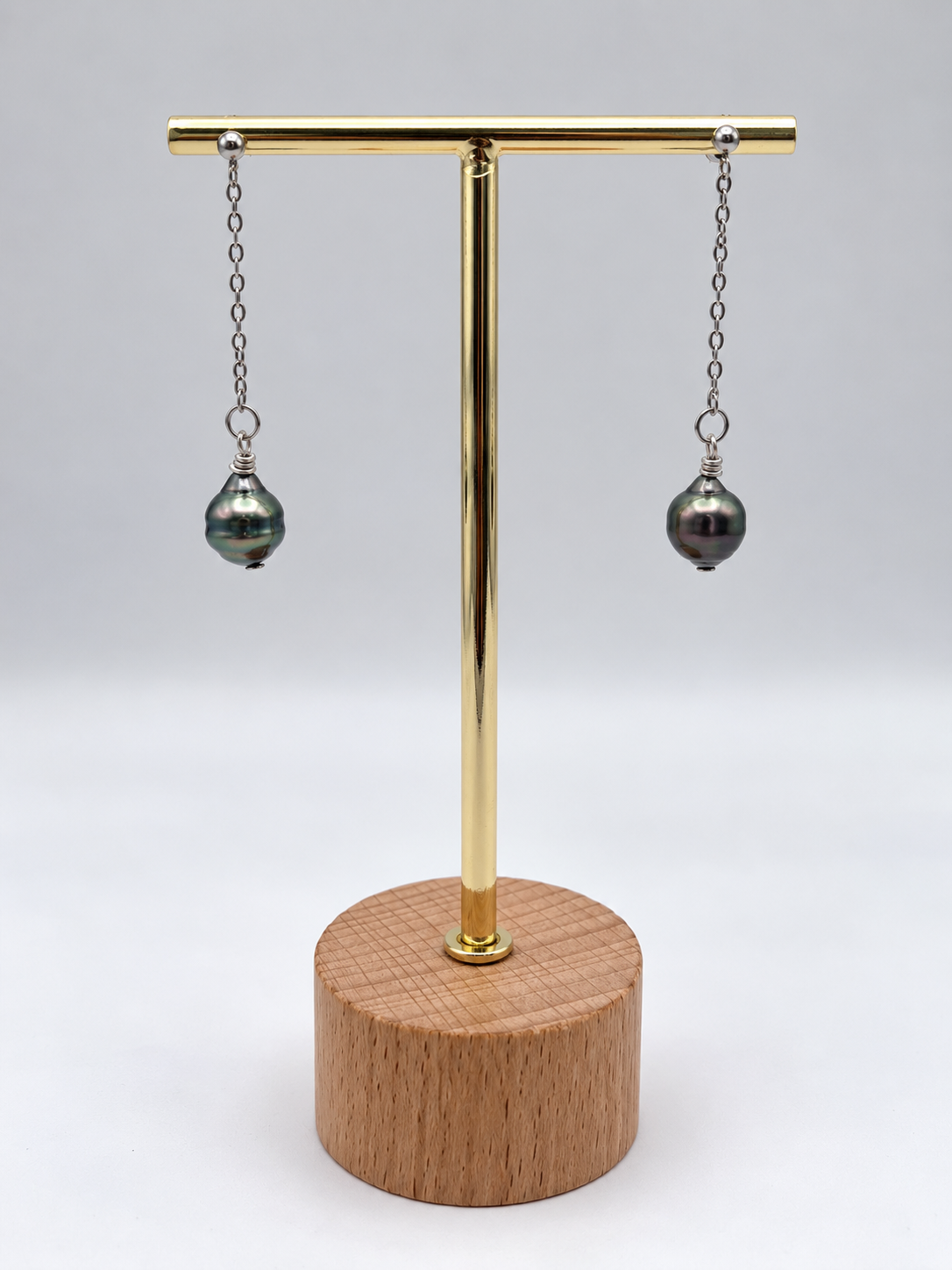 Boucles d'oreilles Vaimiti perles de Tahiti reflets verts, vue de détail – Anaora Pearls