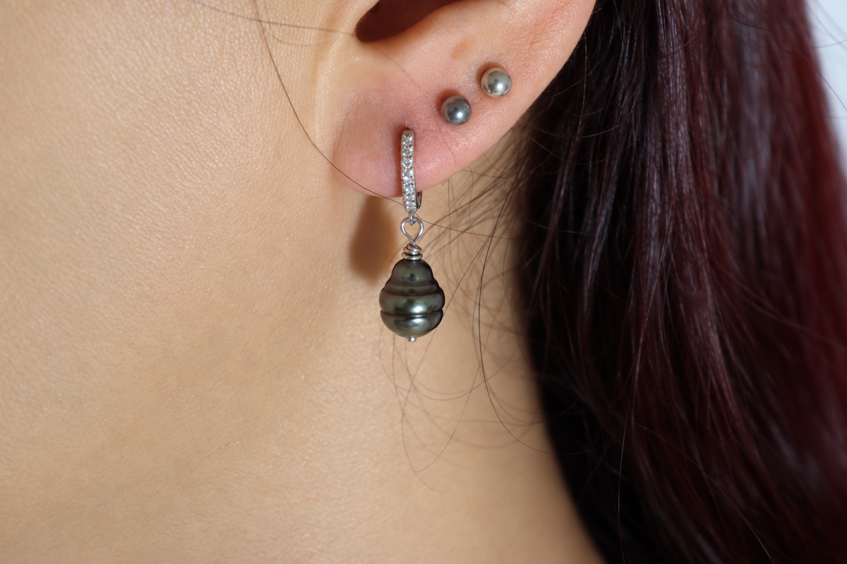 Boucles d'oreilles Fetia strass et perles de Tahiti 8–9 mm, vue rapprochée – Anaora Pearls