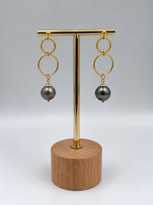 Boucles d'oreilles Here anneaux entrelacés perles de Tahiti portées – Anaora Pearls