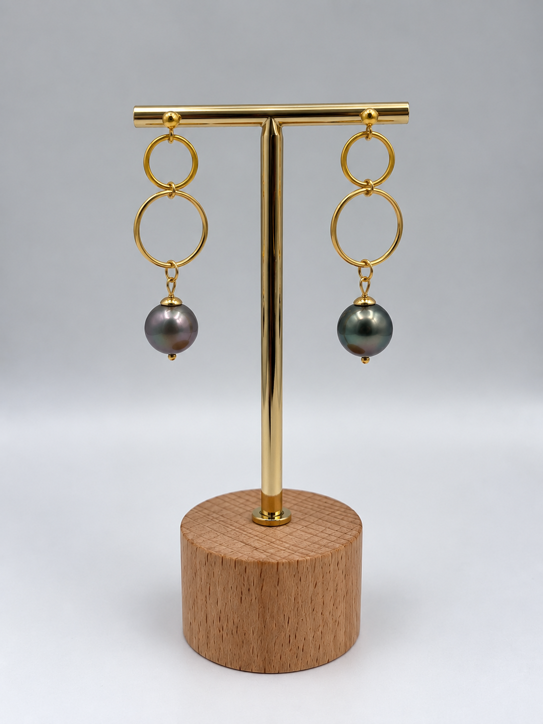Boucles d'oreilles Here anneaux entrelacés perles de Tahiti portées – Anaora Pearls