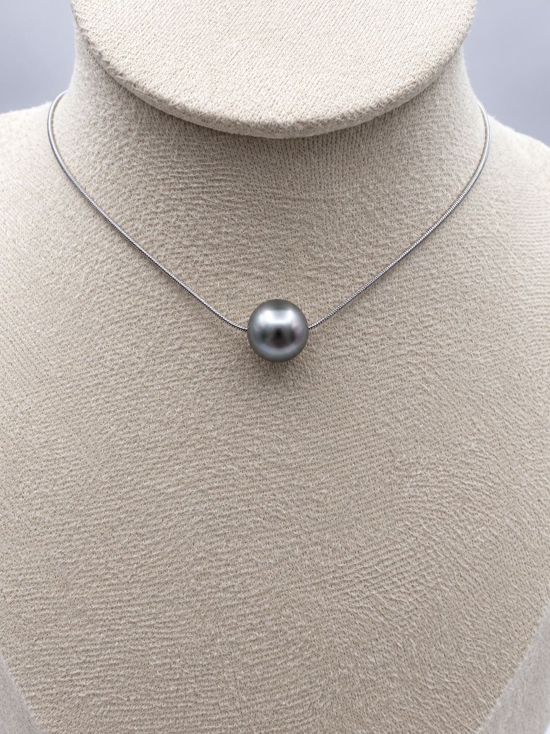 Collier Tepoe argenté perle de Tahiti, vue de détail – Anaora Pearls
