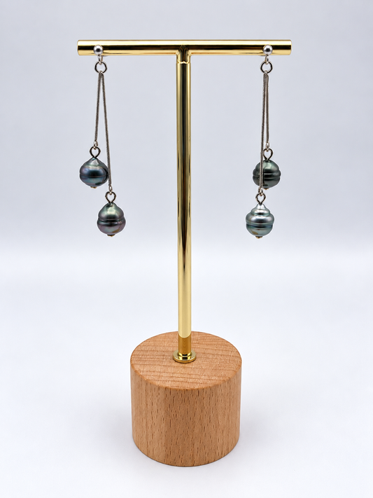 Boucles d'oreilles Pipiri argentées perles de Tahiti, vue de détail – Anaora Pearls