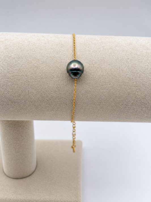 Bracelet Moana doré perle de Tahiti reflets vert-violet, vue de détail – Anaora Pearls