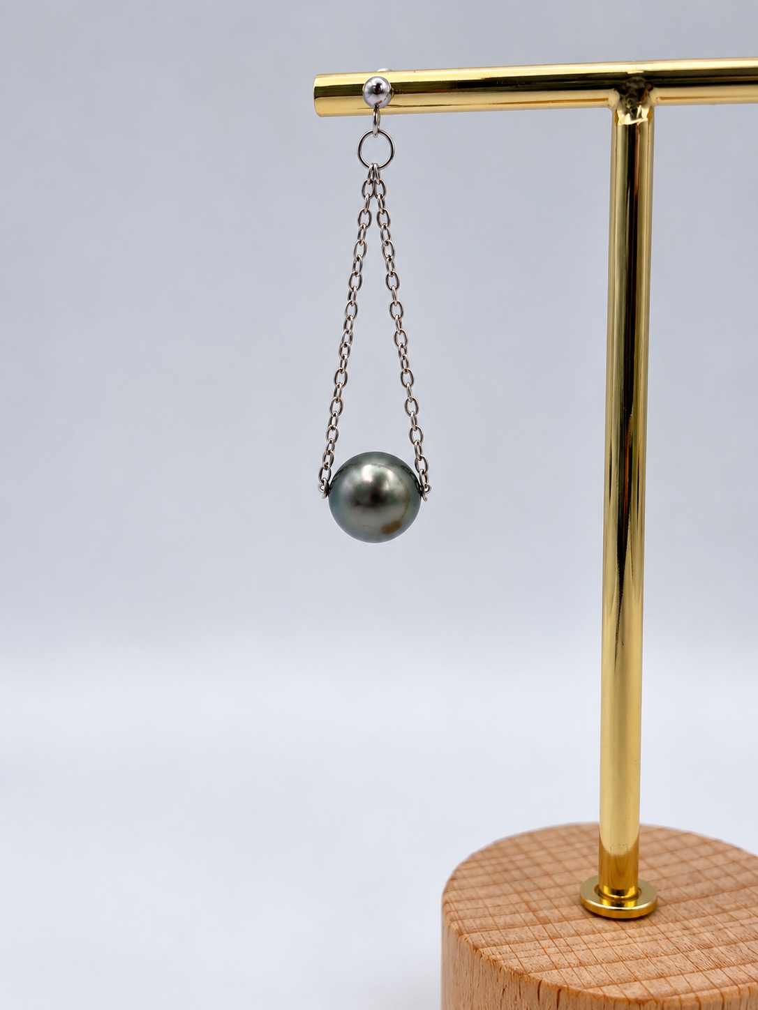 Boucles d'oreilles Matai perles de Tahiti, vue de détail – Anaora Pearls