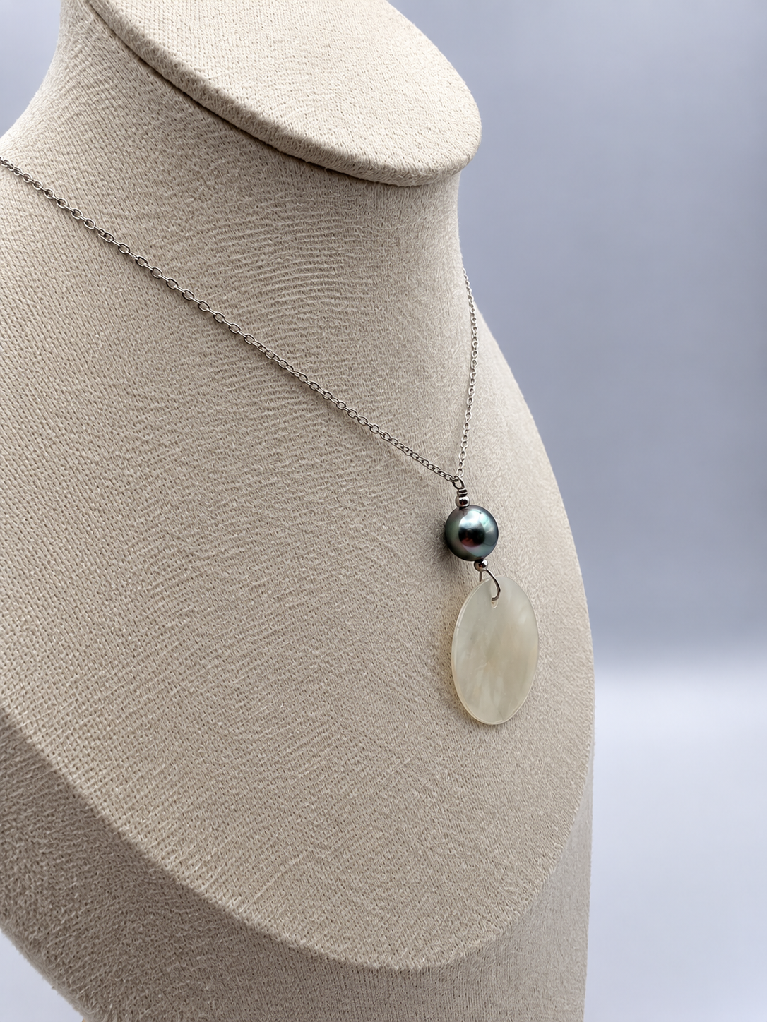 Collier Nohoana nacre irisée et perle de Tahiti, vue rapprochée – Anaora Pearls