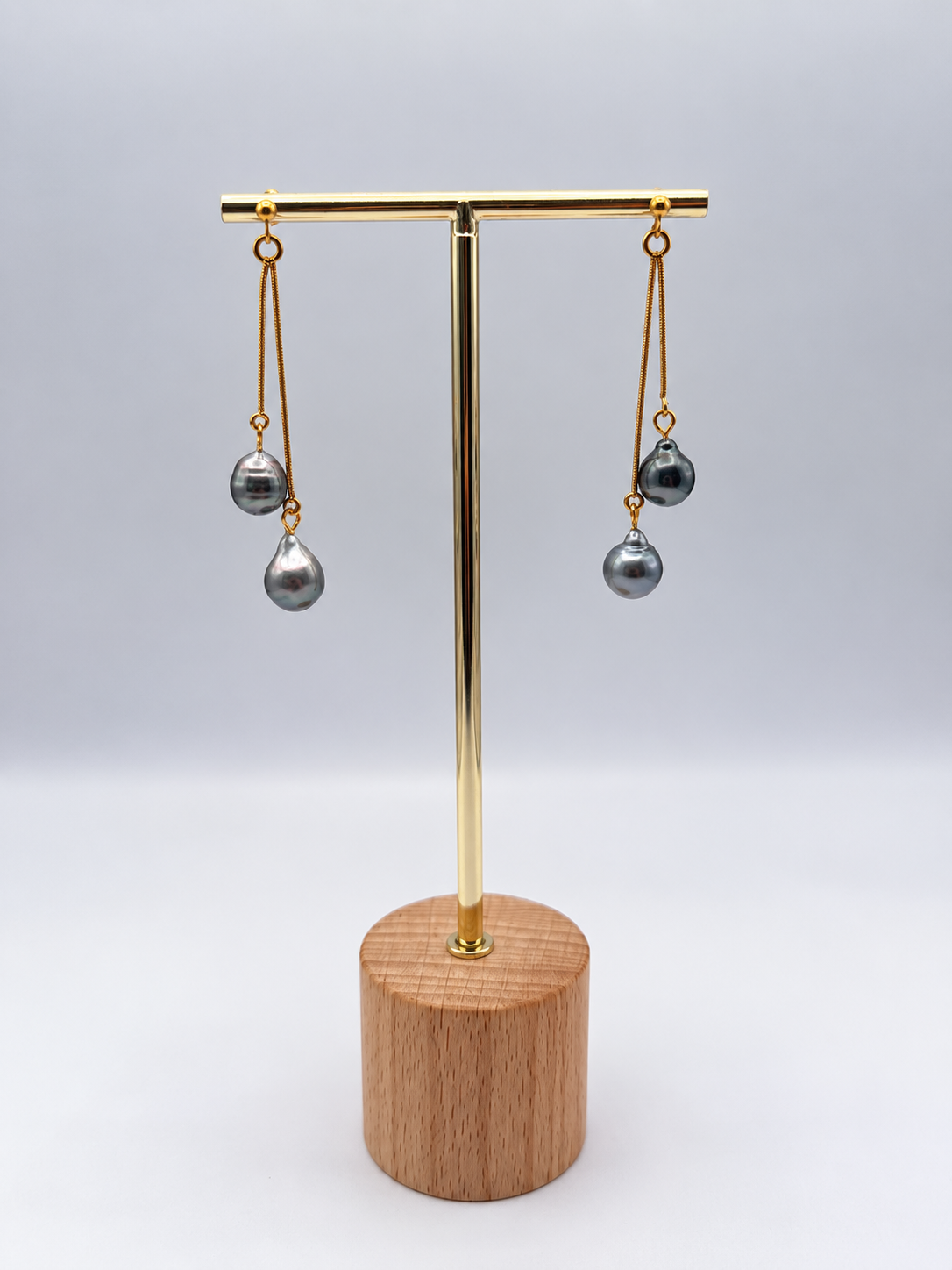 Boucles d'oreilles Pipiri dorées perles de Tahiti, vue de détail – Anaora Pearls