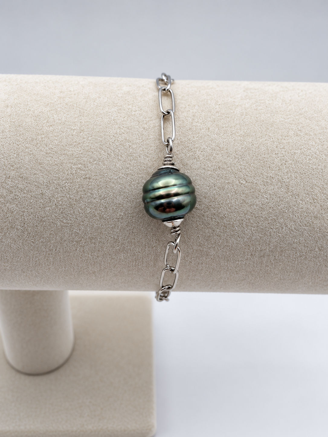 Bracelet Matie perle de Tahiti reflets verts et violets porté – Anaora Pearls