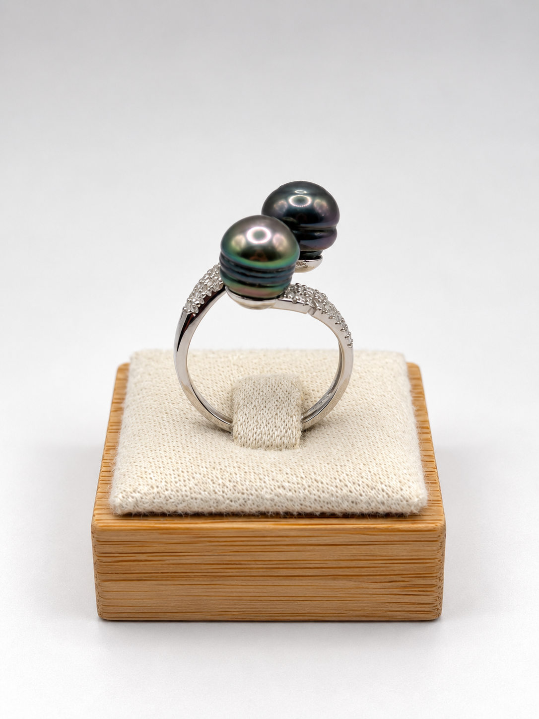 Bague Vaimiti toi & moi pavée, perles de Tahiti cerclées, vue de détail – Anaora Pearls