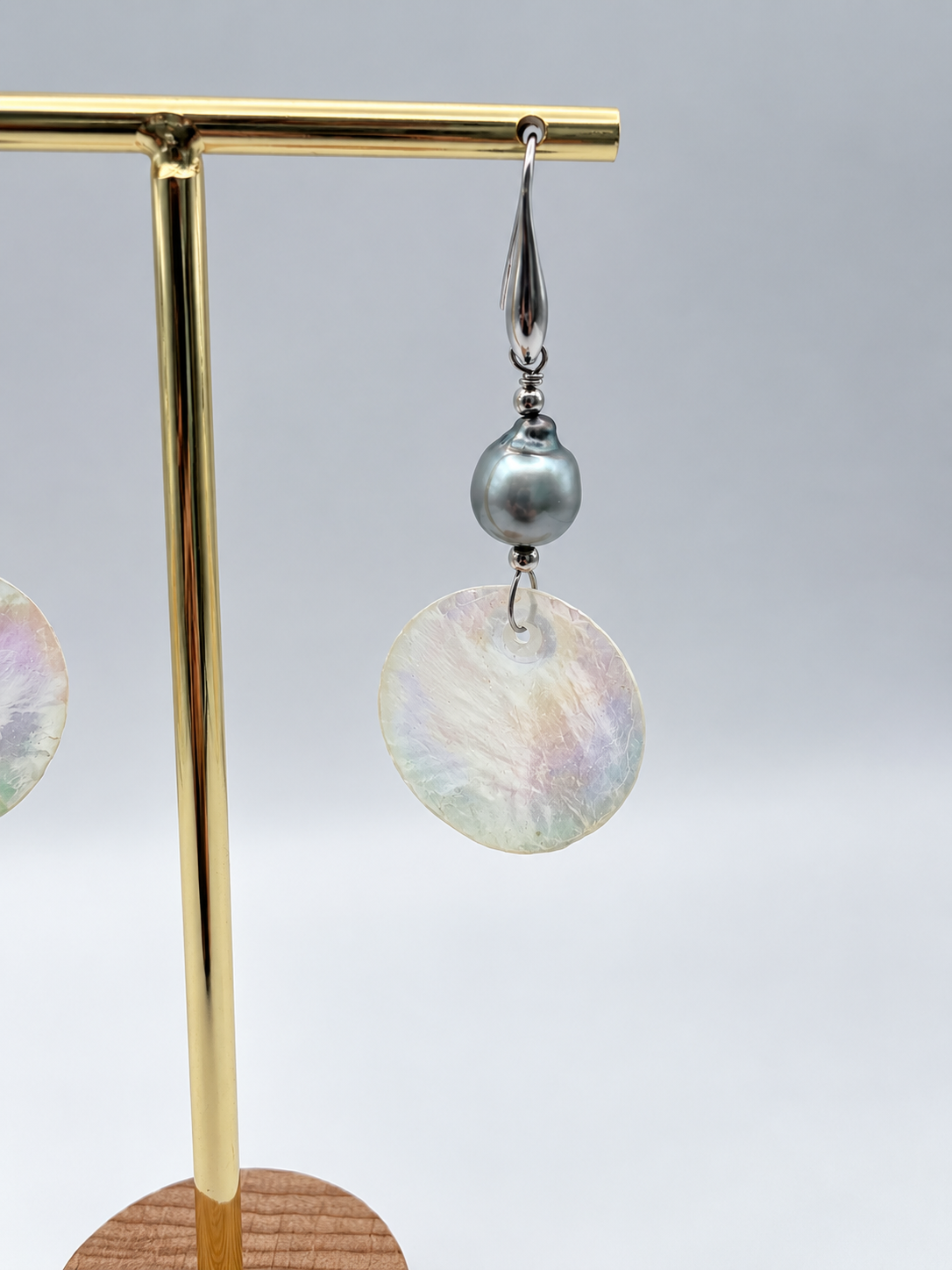 Boucles d'oreilles Marama nacre perles de Tahiti portées – Anaora Pearls