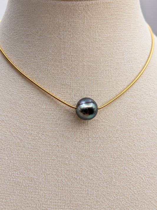 Collier Tepoe doré perle de Tahiti, vue de détail – Anaora Pearls