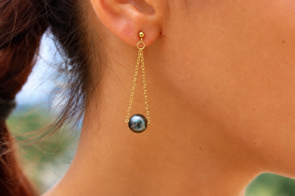 Boucles d'oreilles Matai balancelle dorée et perles de Tahiti rondes reflets verts – Anaora Pearls