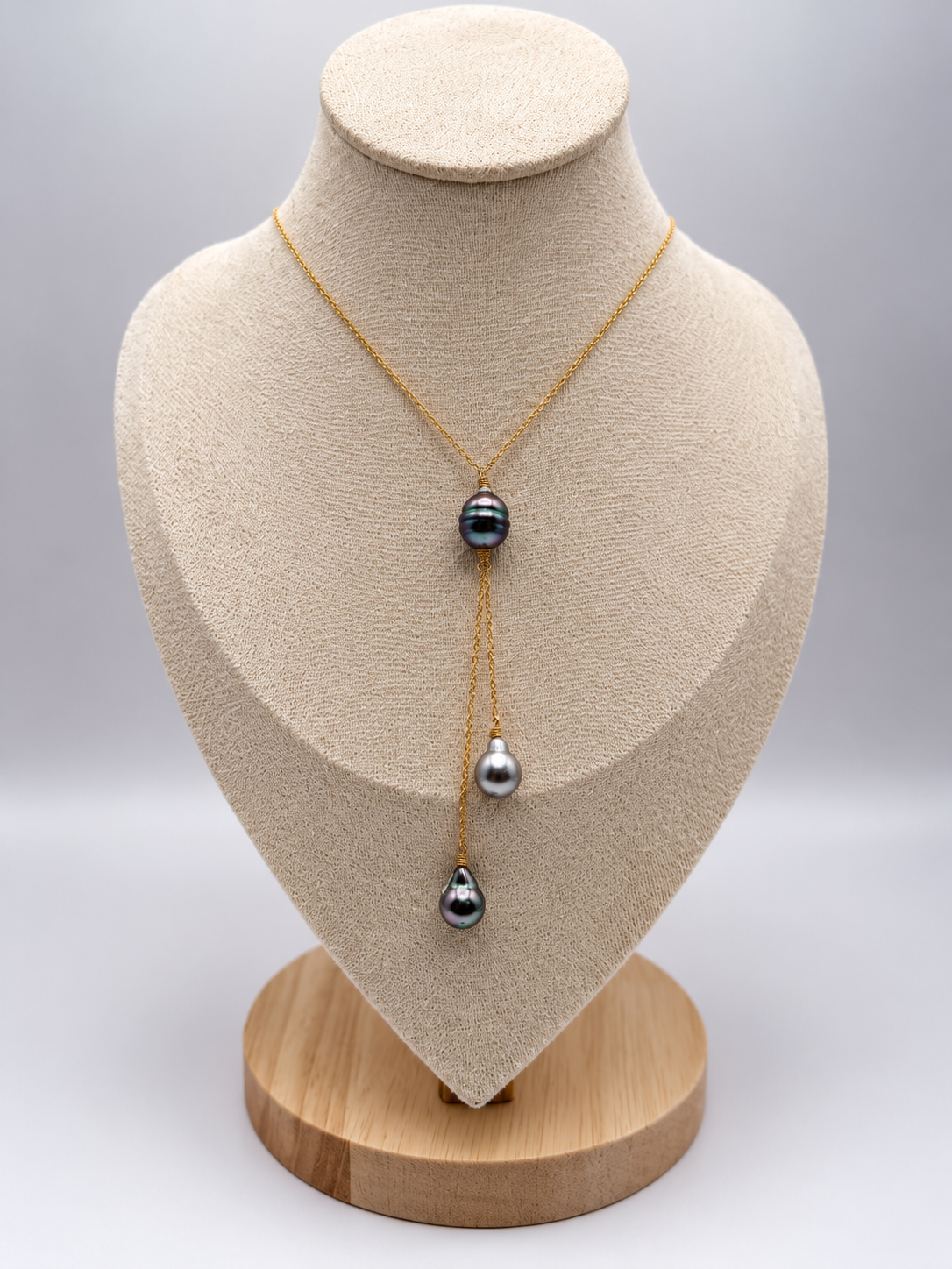 Collier Farii lariat doré perles de Tahiti, autre vue – Anaora Pearls