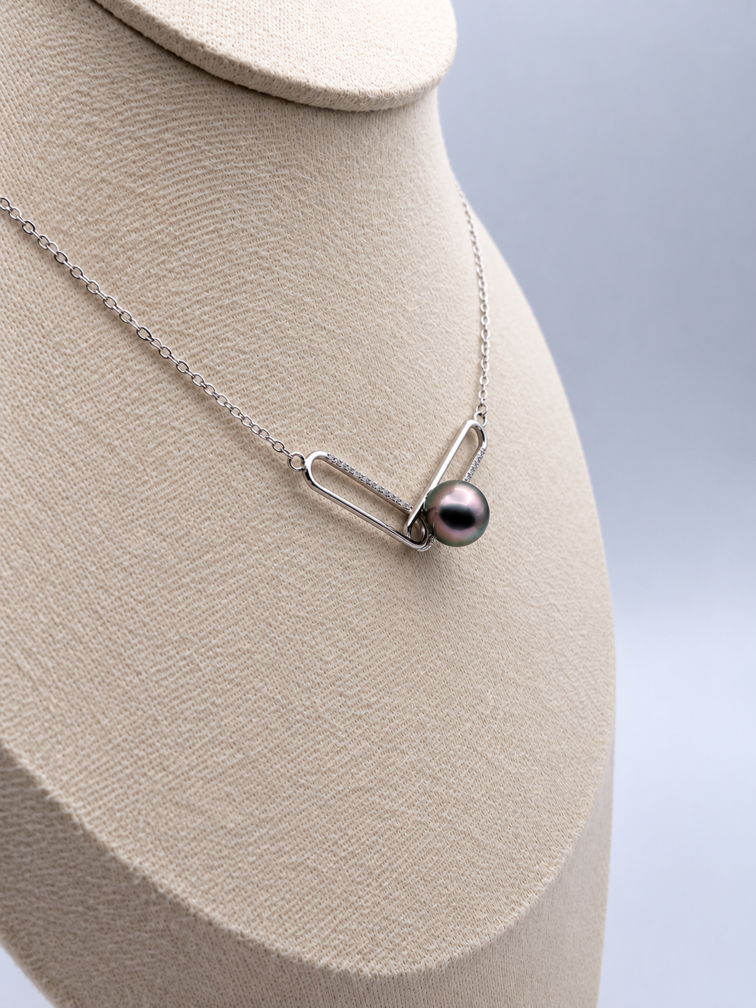 Collier Vahine pendentif ovale perle de Tahiti, vue rapprochée – Anaora Pearls