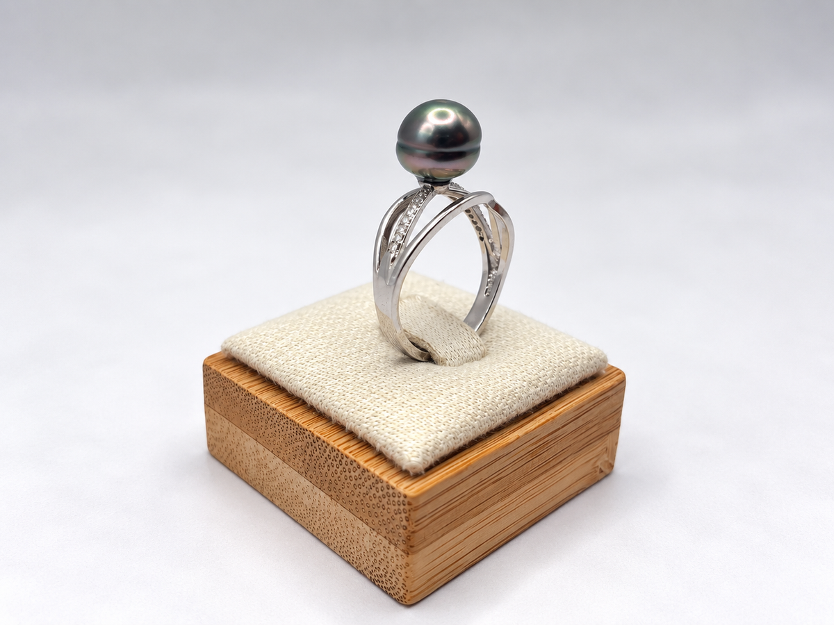 Bague Teuira anneaux croisés perle de Tahiti portée – Anaora Pearls