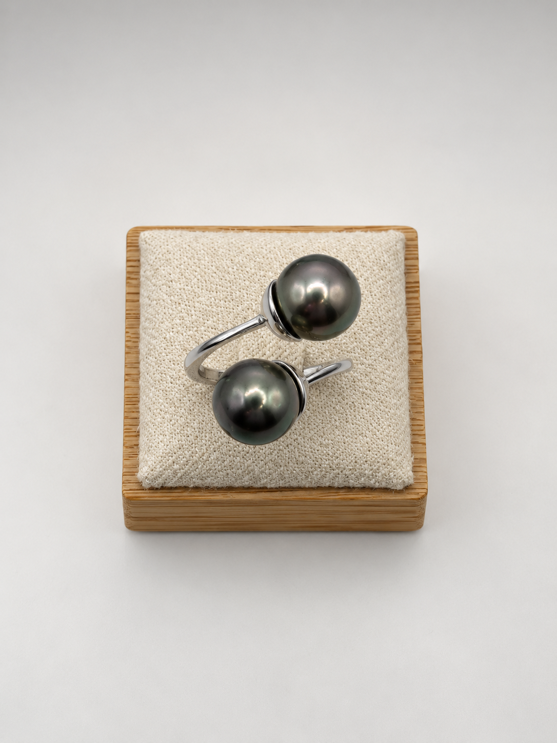 Bague Poema double perle de Tahiti 9–10 mm, vue de détail – Anaora Pearls