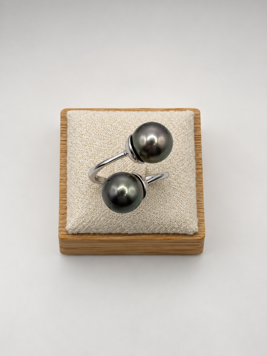 Bague Poema double perle de Tahiti 9–10 mm, vue de détail – Anaora Pearls