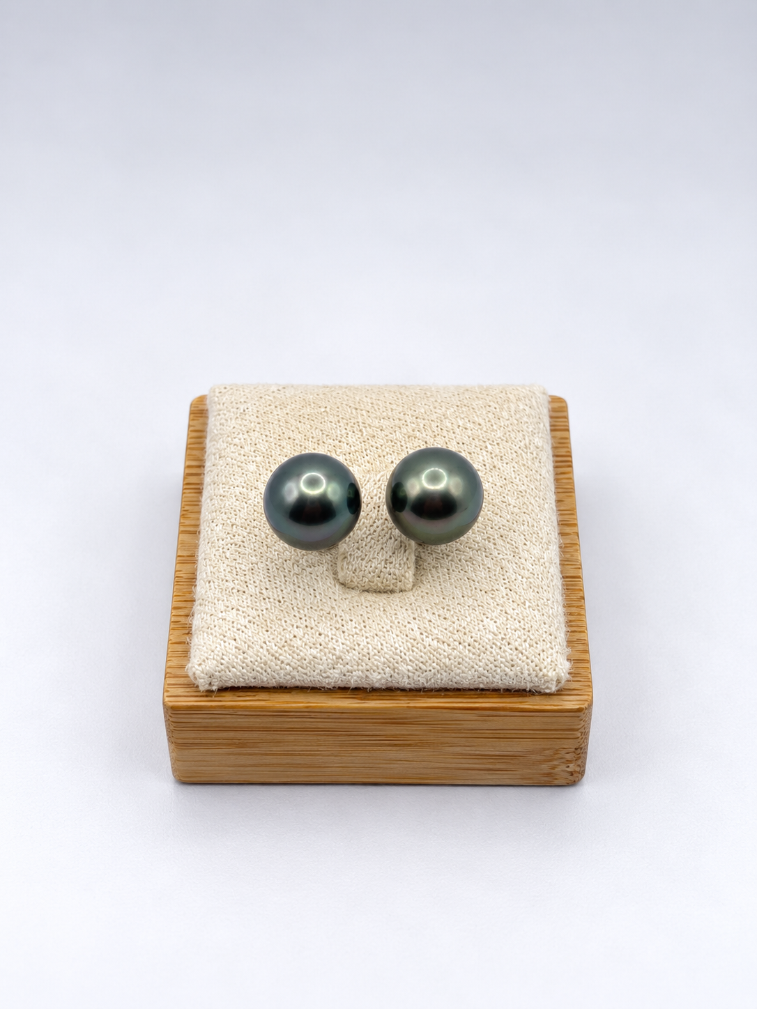 Bague Hoa perles de Tahiti rondes portée – Anaora Pearls