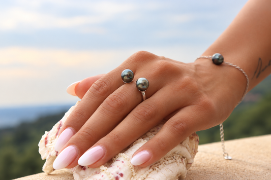 Bague Hoa ouverte en argent 925 avec deux perles de Tahiti rondes – Anaora Pearls