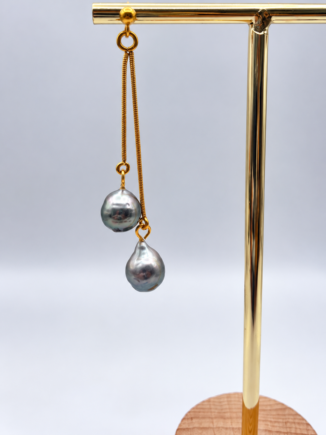 Boucles d'oreilles Pipiri dorées perles de Tahiti 8–9 mm, vue rapprochée – Anaora Pearls