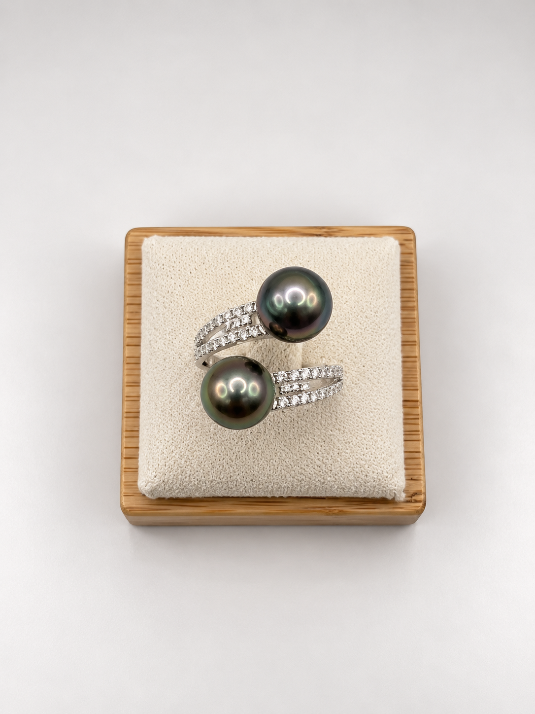 Bague Vaimiti toi & moi perles de Tahiti portée – Anaora Pearls