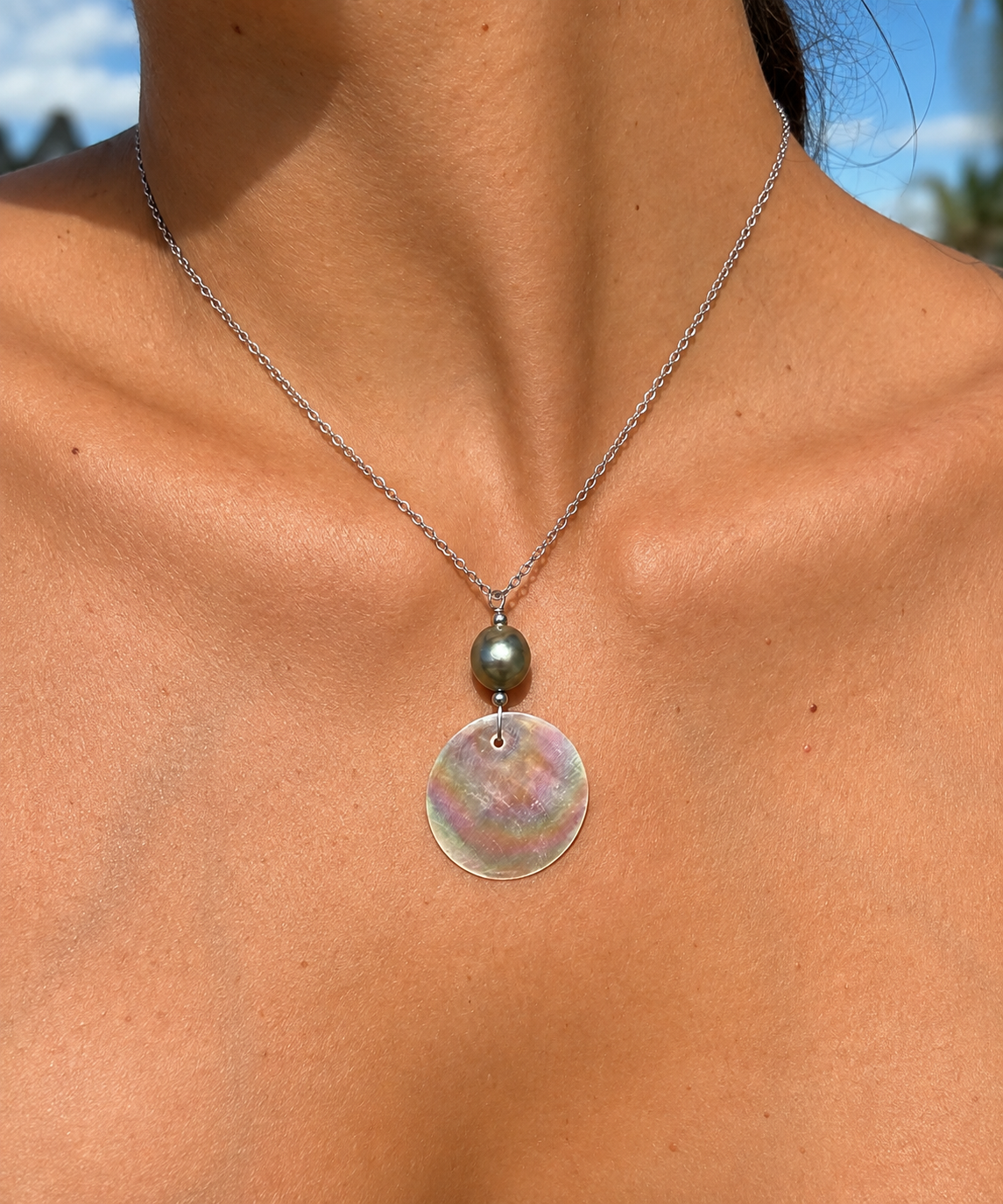 Collier Nohoana médaillon de nacre et perle de Tahiti baroque, argent 925 – Anaora Pearls