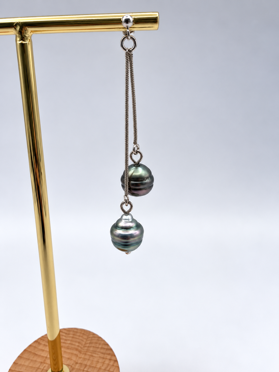 Boucles d'oreilles Pipiri argentées perles de Tahiti 8–9 mm, vue rapprochée – Anaora Pearls