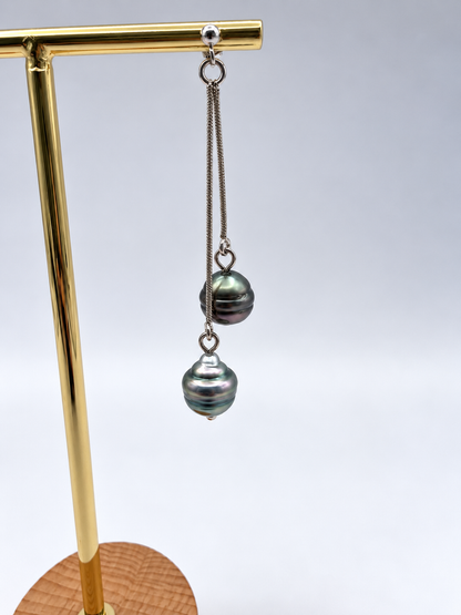 Boucles d'oreilles Pipiri argentées perles de Tahiti 8–9 mm, vue rapprochée – Anaora Pearls