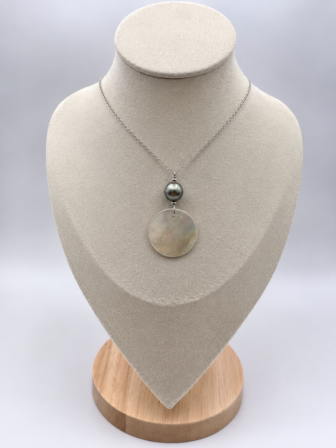 Collier Nohoana médaillon de nacre perle de Tahiti porté – Anaora Pearls