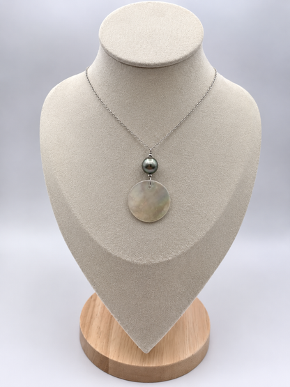 Collier Nohoana médaillon de nacre perle de Tahiti porté – Anaora Pearls