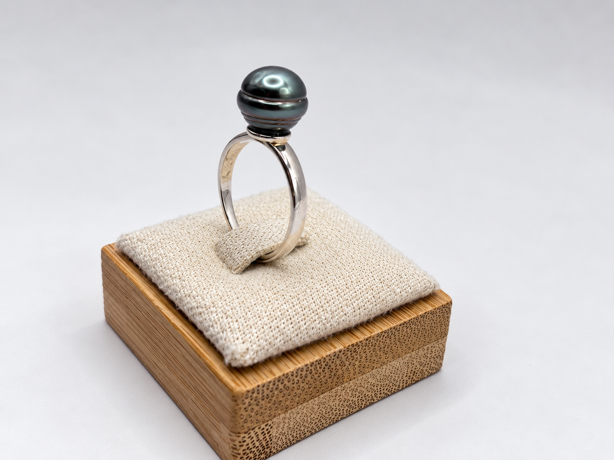 Bague Mahana solitaire perle de Tahiti portée – Anaora Pearls
