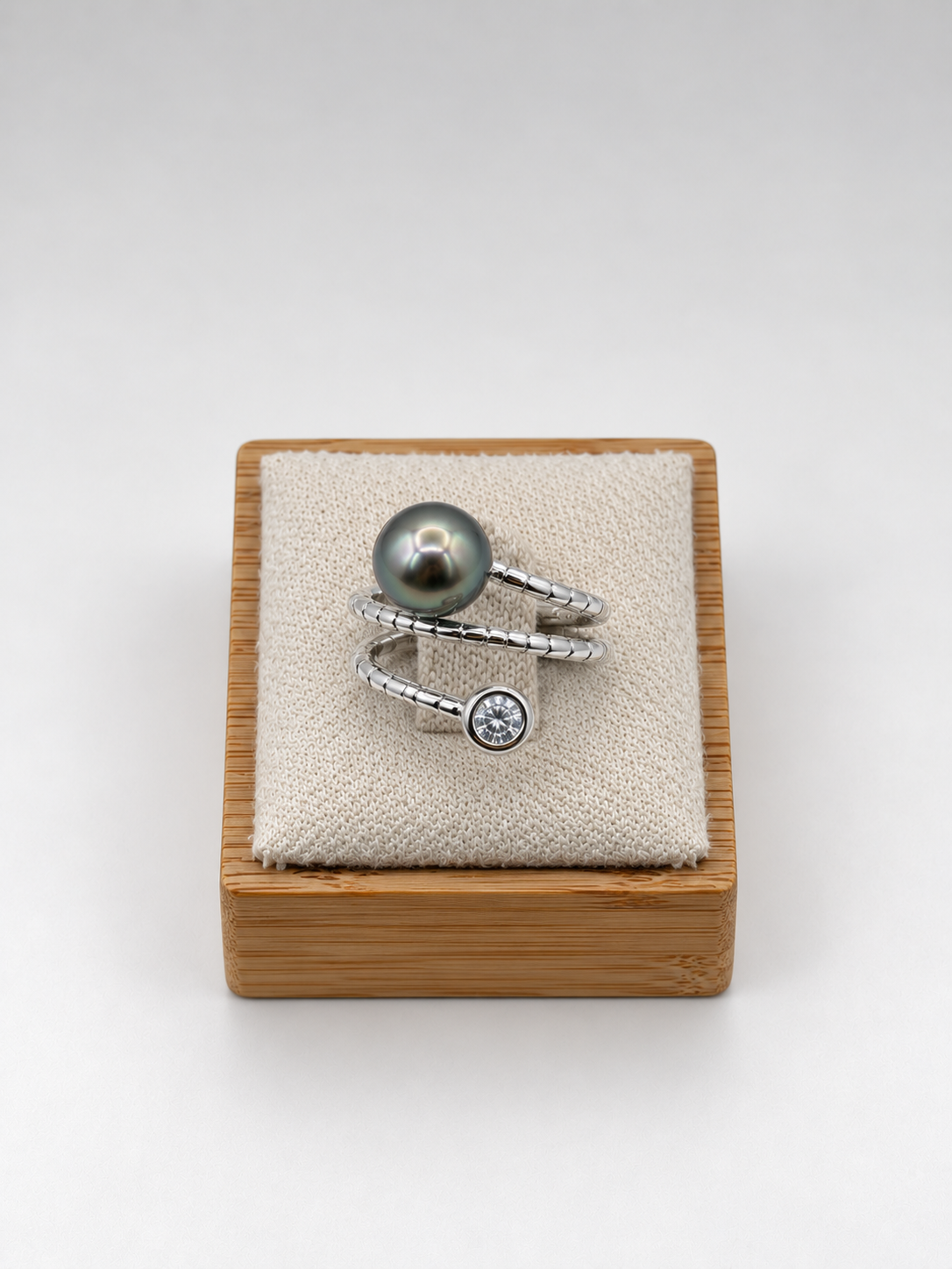 Bague Teata spirale perle de Tahiti portée – Anaora Pearls