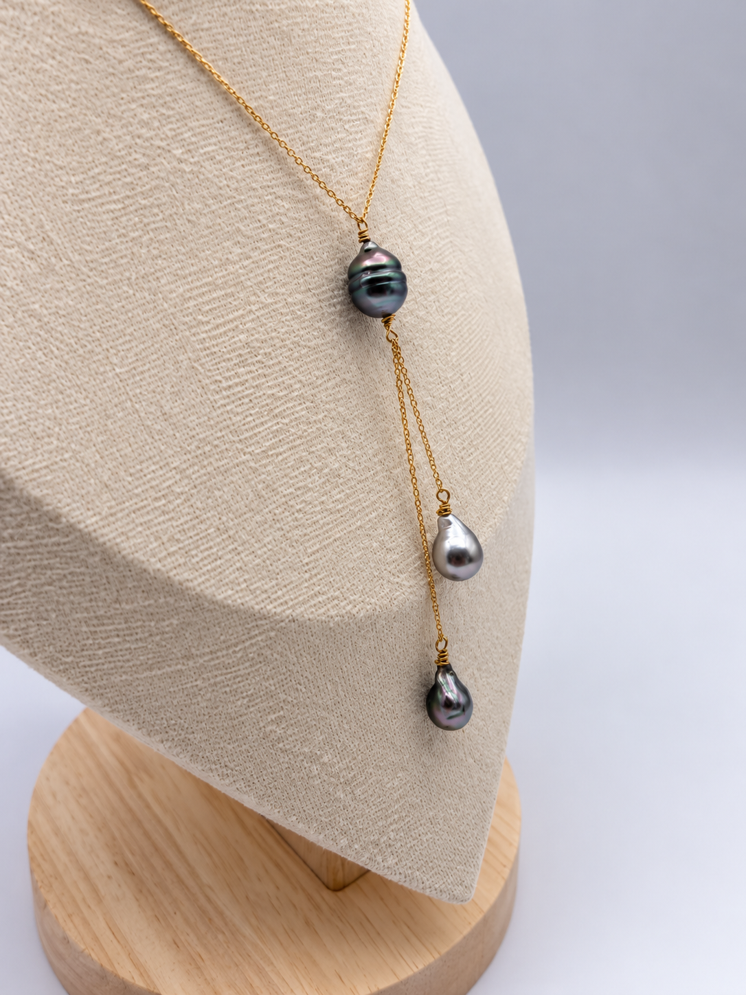 Collier Farii en Y perles de Tahiti porté – Anaora Pearls