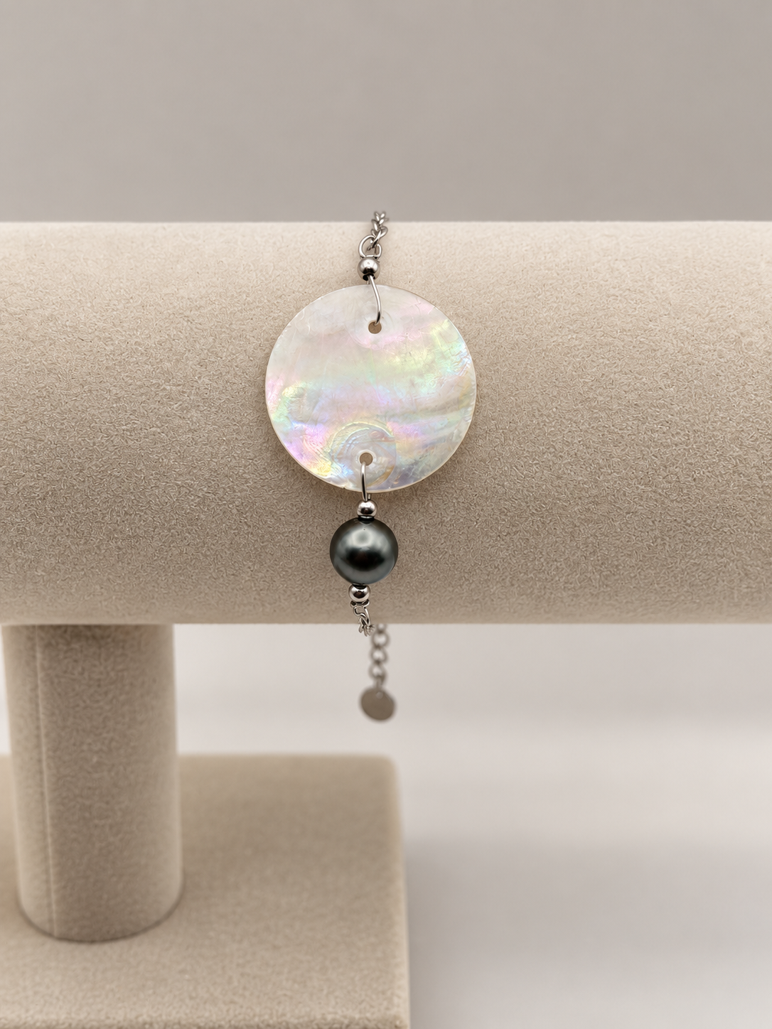 Bracelet Mahina perle de Tahiti reflets gris mauve et nacre, vue de détail – Anaora Pearls