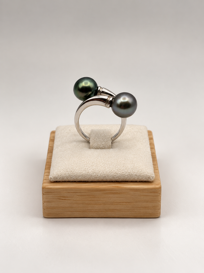 Bague Piti perles de Tahiti rondes reflets verts et gris, vue de détail – Anaora Pearls