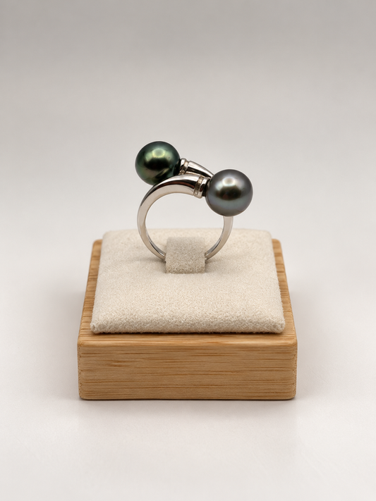 Bague Piti perles de Tahiti rondes reflets verts et gris, vue de détail – Anaora Pearls
