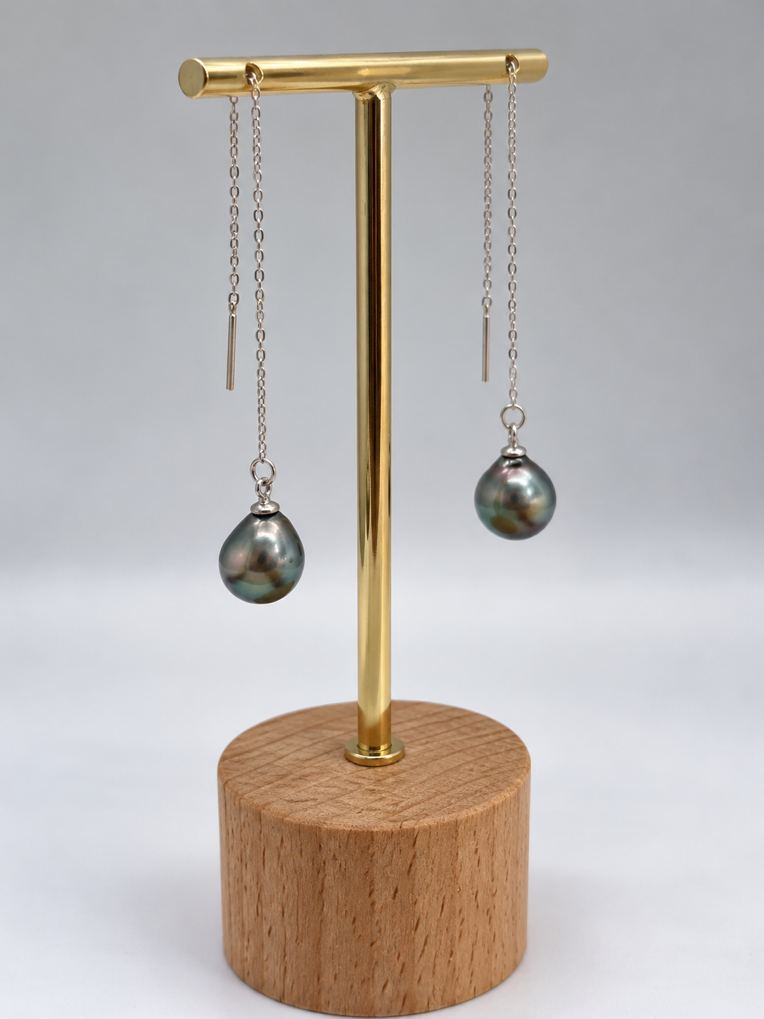 Boucles d'oreilles Poerava chaînettes perles de Tahiti portées – Anaora Pearls