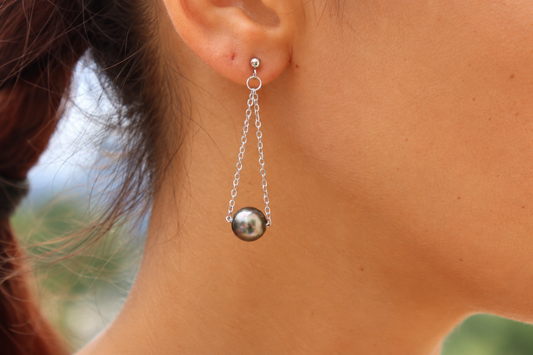 Boucles d'oreilles Matai balancelle de chaîne et perles de Tahiti rondes – Anaora Pearls