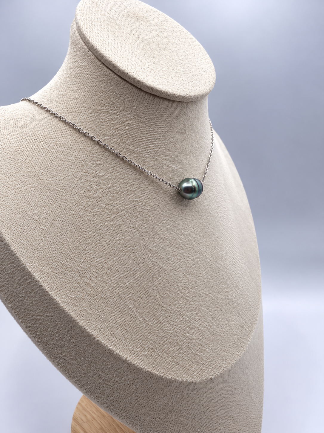Collier Moana argenté ras du cou perle de Tahiti, vue rapprochée – Anaora Pearls