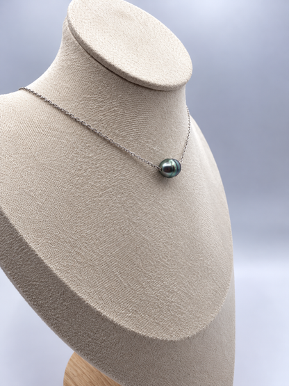 Collier Moana argenté ras du cou perle de Tahiti, vue rapprochée – Anaora Pearls