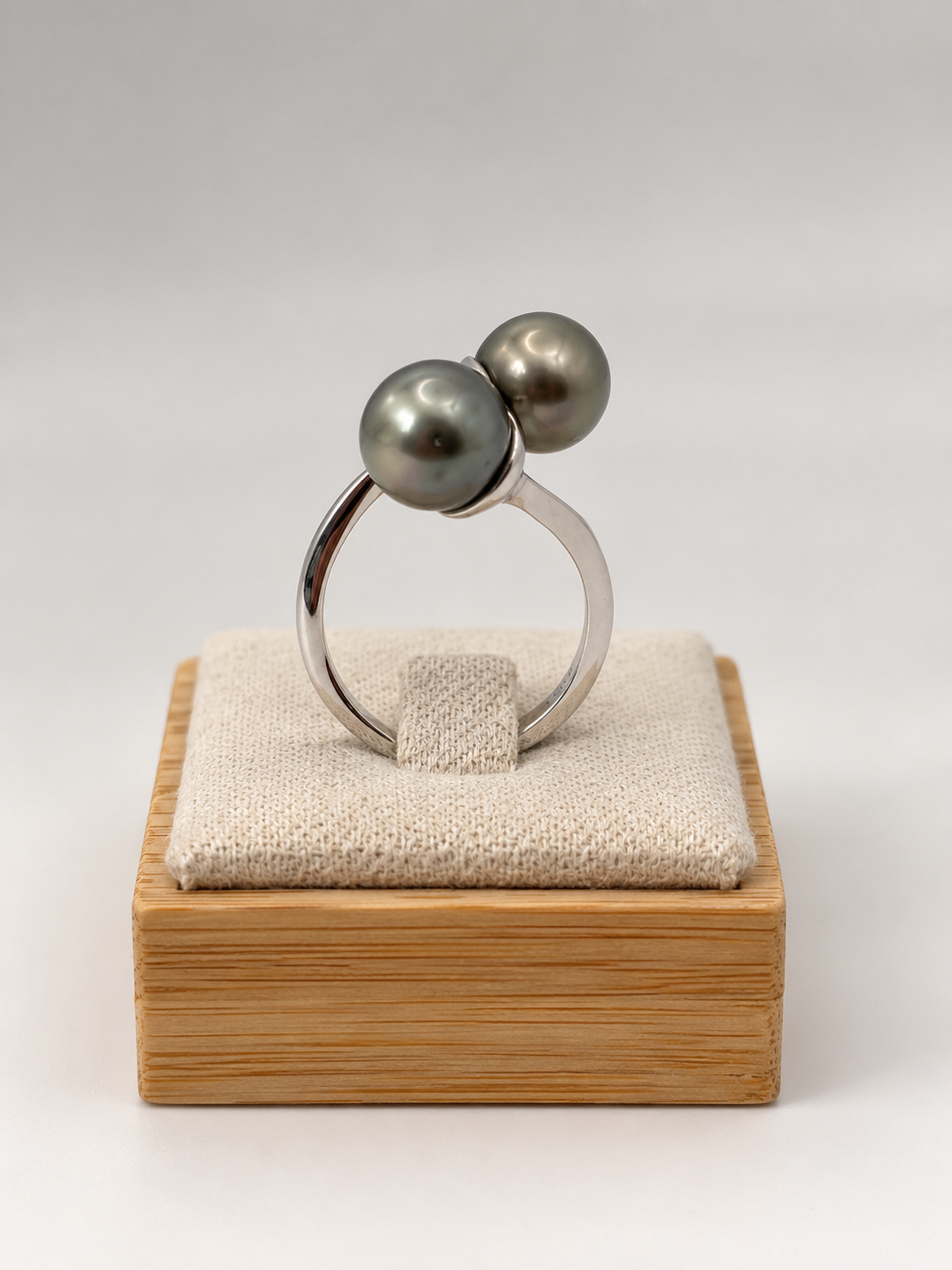 Bague Poema ouverte en argent 925 avec deux perles de Tahiti rondes qualité AB – Anaora Pearls