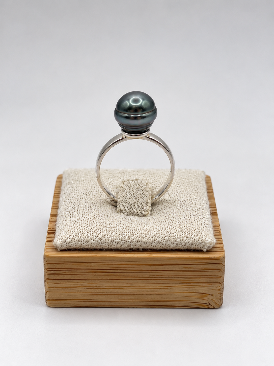 Bague Mahana perle de Tahiti cerclée, vue de détail – Anaora Pearls