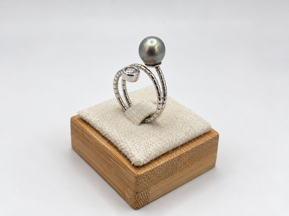 Bague Teata perle de Tahiti baroque et pierre scintillante, vue de détail – Anaora Pearls