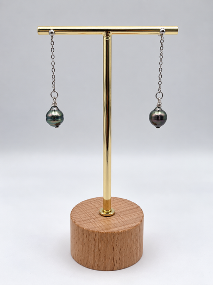 Boucles d'oreilles Vaimiti perles de Tahiti reflets verts, vue de détail – Anaora Pearls