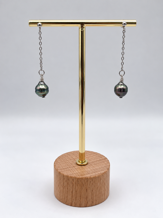 Boucles d'oreilles Vaimiti perles de Tahiti reflets verts, vue de détail – Anaora Pearls