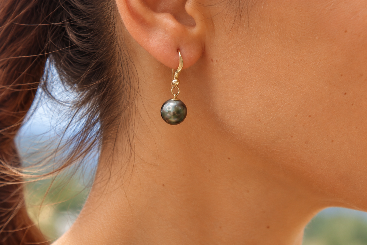 Boucles d'oreilles Vaitea crochets gold filled et perles de Tahiti rondes reflets gris-vert – Anaora Pearls